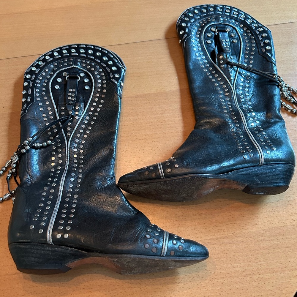 El Vaquero Black Heeled Boots with Studs and Tassles